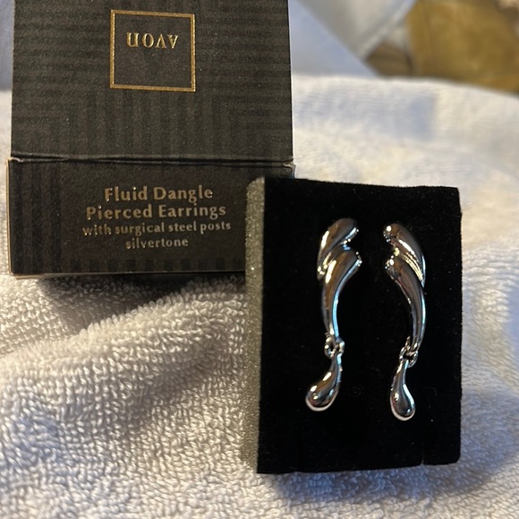 Avon Vintage 1992 Fluid Dangle Pierced Earrings SilverTone - Picture 1 of 4